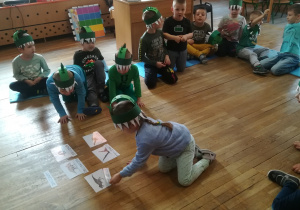 Dzieci przyporządkowują napisy- nazwy pod obrazkami dinozaurów