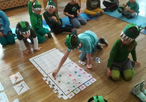 Dzieci wykonują zadania związane z dinozaurami