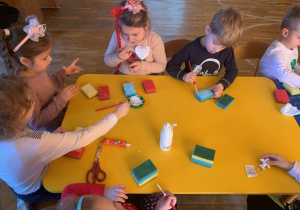 Dzieci wykonują pracę plastyczną „torcik dla Mamusi”