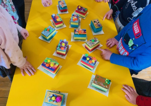 Dzieci wykonują pracę plastyczną „torcik dla Mamusi”