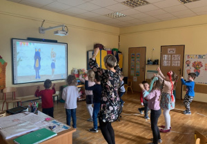 Dzieci tańczą do piosenki z okazji Dnia Kobiet