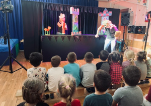 Dzieci z gr 3 i gr 4 integracyjnej oglądają spektakl -teatr lalek