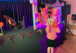 Dziewczynka przymierza strój ze spektaklu teatru lalek