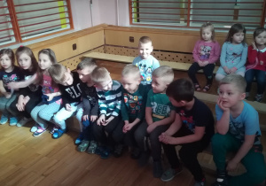 Dzieci oglądają spektakl - teatrzyk lalek