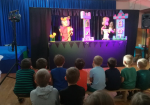 Dzieci oglądają spektakl - teatrzyk lalek