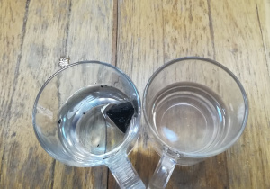 Dwie szklanki z woda - w jednej węgiel, w drugiej sól.