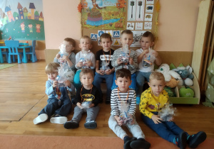 Zdjęcie grupowe chłopców z grupy najmłodszej z prezentami w rękach.