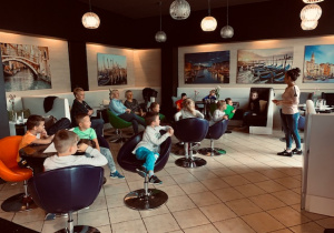 Dzieci siedzące w fotelach w lodziarni „Venezia Cafe”.