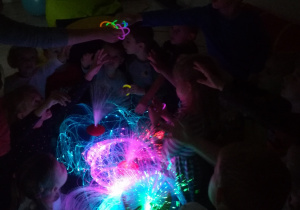Dzieci obserwujące kolorowe światła.