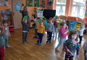 Dzieci machają listkiem zielonym w rytm muzyki