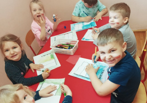 Dzieci kolorują flagę Polski
