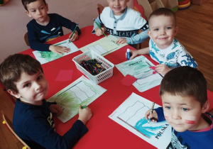 Dzieci kolorują flagę Polski