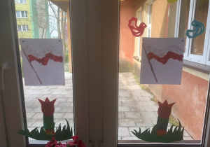 Flagi w oknach pomalowane przez dzieci