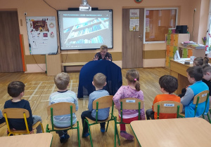 Dzieci oglądają teatrzyk paluszkowy
