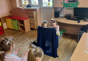 Dzieci bawią się w teatrzyk paluszkowy