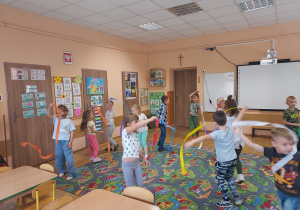 Dzieci tańczą z kolorowymi paskami bibuły