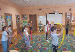 Dzieci tańczą z kolorowymi paskami bibuły