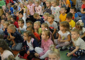 Przedszkolaki uważnie słuchają przedstawienia.