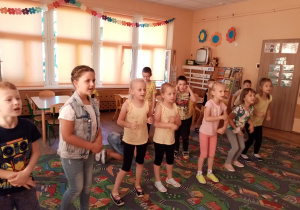 Dzieci tańczą przy piosence „Taniec Mai”.