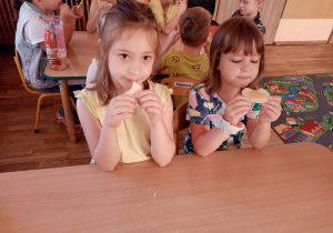 Dziewczynki degustują miód .