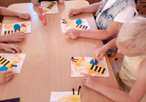 Przedszkolaki wykonują pracę plastyczno- techniczną- „Pszczółkę”