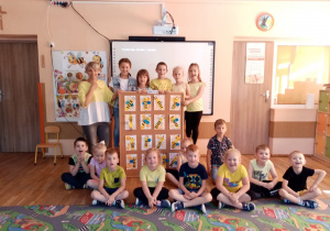 Dzieci z grupy V prezentują tablicę z pracami plastycznymi.