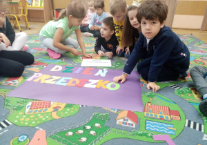 Dzieci układają z liter napis „Dzień Przedszkolaka” według wzoru.
