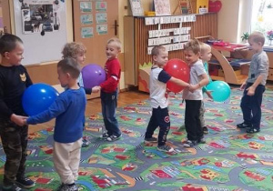 Dzieci bawią się balonikami w parach