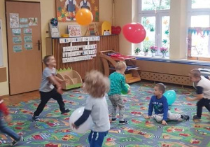 Dzieci podrzucają baloniki