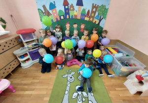 Dzieci pozują do zdjęcia z balonikami