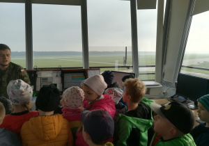 Dzieci w wieży ruchu lotniczego.