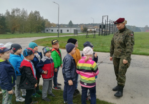 Dzieci słuchają objaśnień pani żołnierz.