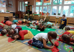 Zabawa przy muzyce- dzieci zasypiają na dywanie.