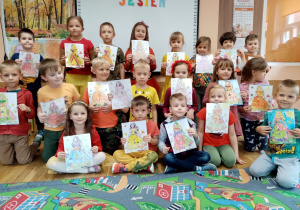 Dzieci z gr. 5 prezentują swoje pokolorowane obrazki.