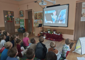 Przedszkolaki oglądają spektakl online