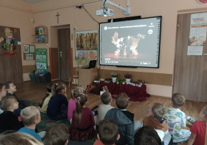 Przedszkolaki oglądają spektakl online