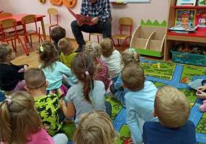 Pan Rafał „złota rączka” czyta dzieciom ciekawostki z okazji Dnia Głośnego Czytania