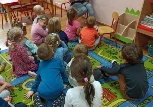 Pani Malgosia „dbająca o porządek ” czyta dzieciom utwory z okazji Dnia Głośnego Czytania
