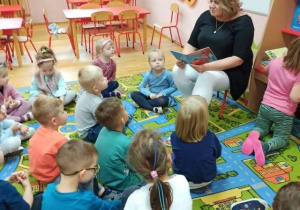 Pani Ewelinka „opiekunka maluszków” czyta dzieciom utwory z okazji Dnia Głośnego Czytania