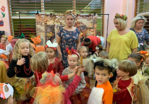 Tańce w wykonaniu dzieci na Balu Jesieni.
