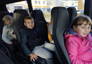 Dzieci siedzą w busie i jadą do kina