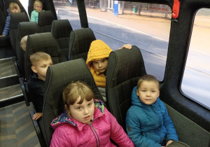 Dzieci siedzą w busie i jadą do kina