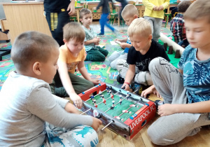Chłopcy grają w grę „Piłkarz”.