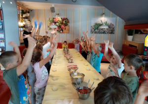 Dzieci wykonują ćwiczenia rąk.