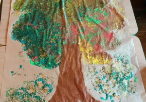 Praca plastyczna „drzewo” wykonana przez dzieci