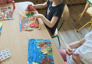 Dzieci robią prace plastyczne - Jesienny las