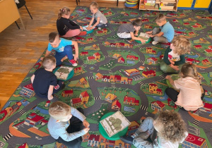 Dzieci układają puzzle z drzewami