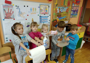 Dzieci pokazują rzeczy potrzebne do mycia rąk