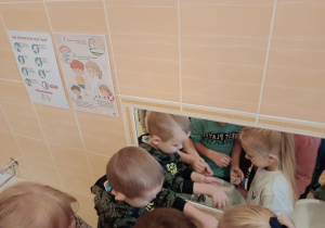 Dzieci myją ręce w łazience