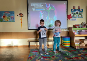 Dzieci z gr 4 prezentują postać „Mydłomana”
